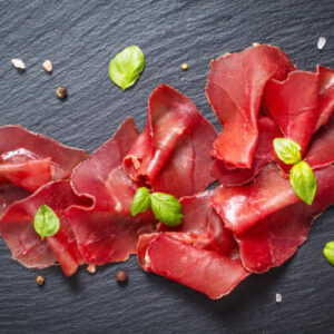 Ardoise avec des tranches de bresaola coupées finements