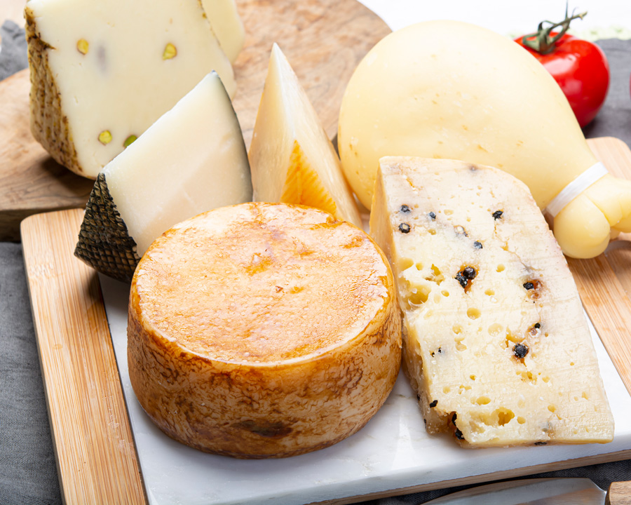 Plateau de fromages italiens pecorino, fontina, grana padano, mozarella, burrata, taleggio